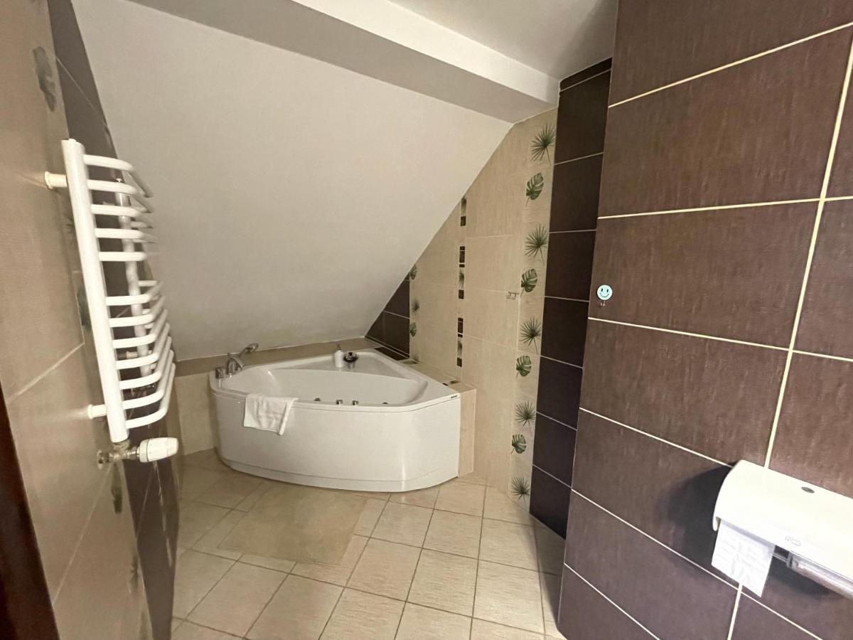 Hotel Tyrol I Restauracja Zycie Gruzji Osielsko Buitenkant foto